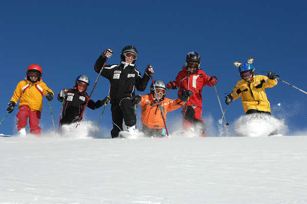 仅8.8元就享受原价10元的【滦县】研山滑雪场平日滑雪大门票，含：平日滑雪大门票一张，是一处集观光、娱乐、滑雪运动、赏雪、嬉雪、马术为一体的大型综合娱乐场所