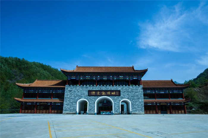 仅45元，享原价60元的【平顶山市】诗景龙潭峡景区门票一张，龙潭峡景区以其闻名中原的通天瀑，被誉为“伏牛水魂”，自然落差1200米，景区内已命名景点百余处；