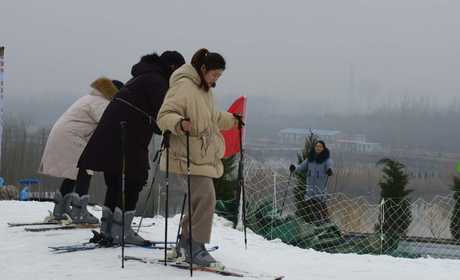 仅69.9元钱享受原价100元【江苏】淮安古运河滑雪场三小时门票，占地面积50亩，总投资1600万元，造雪面积达12000平方米。雪场分为初级道区、中级道区、滑圈区和嬉雪区，可同时容纳1200人。