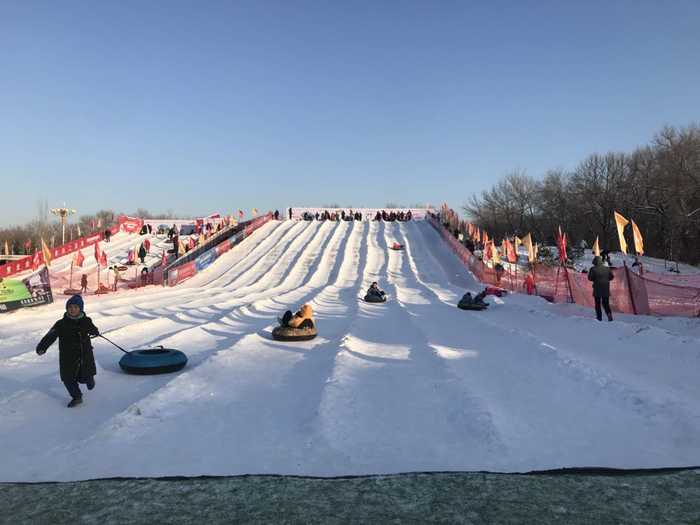 仅70元就享受100元的【乌鲁木齐】植物园金科冰雪嘉年华滑雪票一张，包含：门票+雪圈不限时，园内还有：雪地滚筒球、激情香蕉船、射箭雪地滚筒球、射箭悠波球、雪地坦克、小越野摩托车等多种娱乐项目