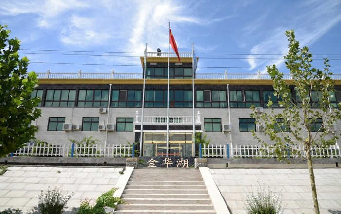 仅180元，享原价208元的标间客房一间；金华湖温泉度假村湖面占地340多亩，湖面宽广，适合游客划船，里面鱼类种类繁多，适合喜欢钓鱼的游客。