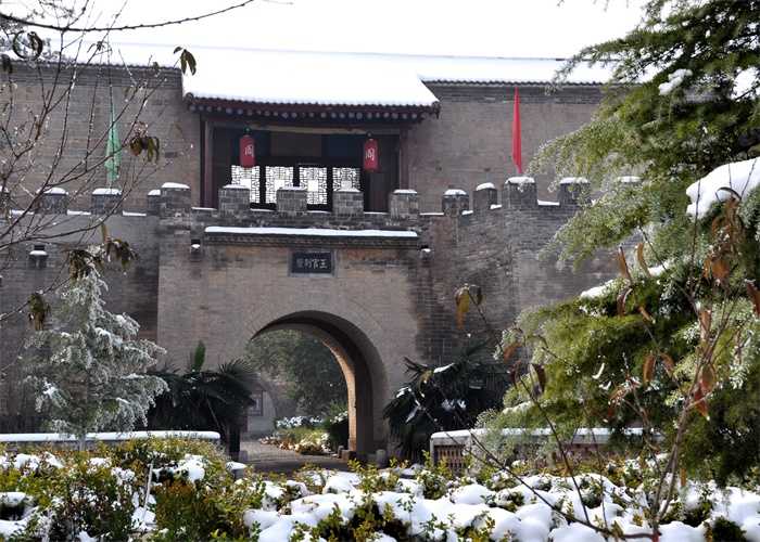 仅18元，享原价58元的【运城】王官别墅景区门票一张，王官别墅，又名相国别墅，位于永济市清华乡楼上村，是晚清慈禧太后执政时期的东阁大学士、军机大臣兼户部尚书阎敬铭的故居。