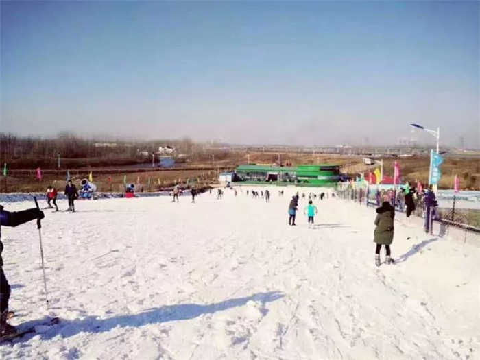 仅108元钱享受原价120元【淮安】淮安古运河滑雪场周末门票，占地面积50亩，总投资1600万元，造雪面积达12000平方米。雪场分为初级道区、中级道区、滑圈区和嬉雪区，可同时容纳1200人。