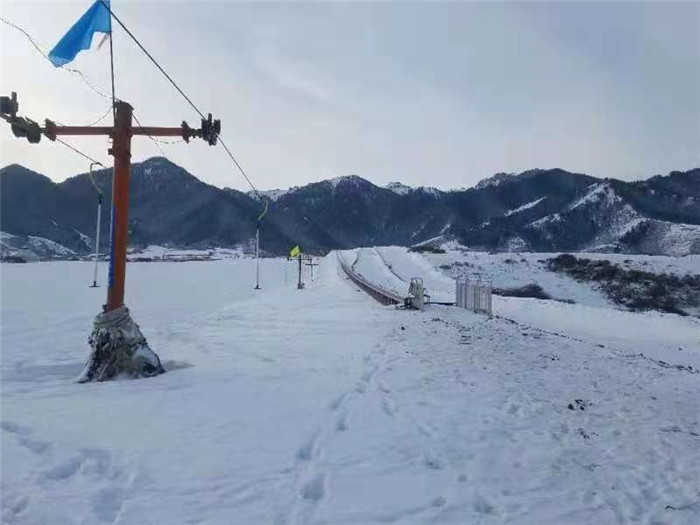 仅58元享原价150元的【乌鲁木齐】蓝天滑雪场学生票，包含：雪圈和雪板互换一次，魔毯，索道，免费提供开水。滑雪场内设有餐厅、雪具大厅、休息厅、休闲娱乐场所，滑雪道为初中级雪道和多人滑雪圈专用道。