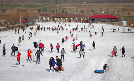 仅68元钱享受原价98元【邹城市】峄山滑雪场3小时滑雪票，峄山滑雪场位于景色秀丽的4A级景区、国家森林公园峄山风景区内，峄山镇金张庄村南，紧靠临菏路。滑雪场占地13万平方米。
