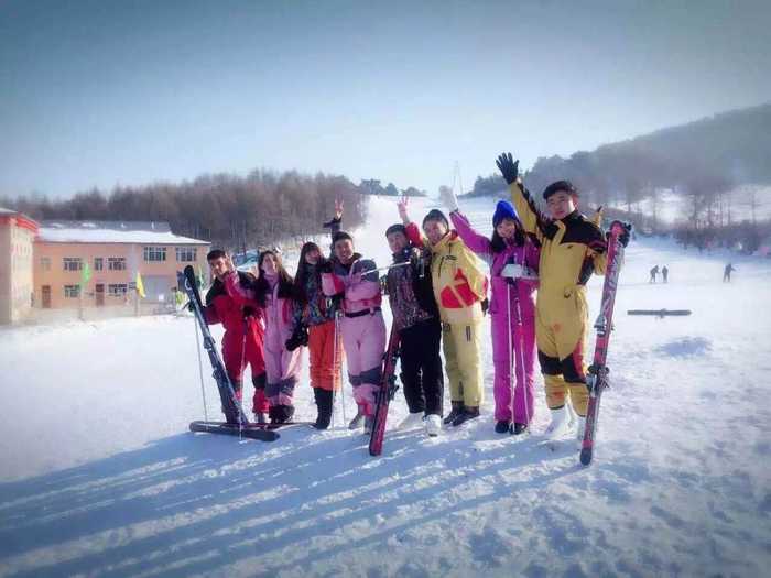 仅39元享原价98元的【哈尔滨】霜雪滑雪场一日游不限时，新的索罗门大头版、开阔的滑雪场地，让你尽享时尚运动带来的无穷乐趣。
