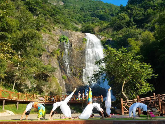 仅90元就享受100元的【潜山县】白水湾景区门票一张，含：悬崖秋千、四季花海为特色，景区内青山翠竹、飞瀑流泉、碧水绿潭，如山水画卷。
