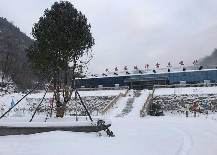 仅320元，享原价328元的【十堰】武当国际滑雪场周末3小时，全鄂西北地区“规模大、海拔高、雪质优、交通便利”的天然高山滑雪场。