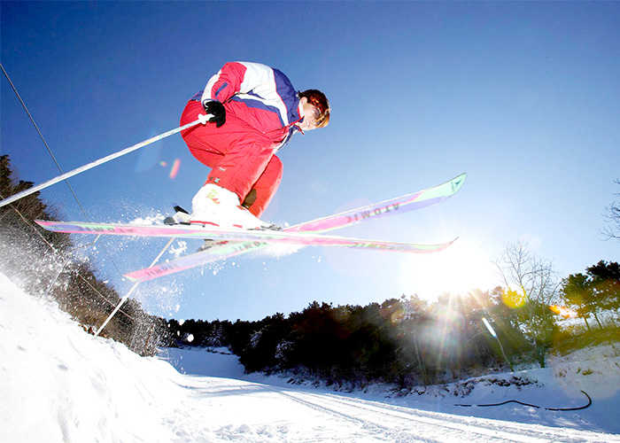 仅55元享受88元的【运城市】永济南山滑雪场特价滑雪票一张，本票含滑雪套票/雪圈二选一； 滑雪套票：门票、雪具、(雪鞋、雪板、雪仗)以及魔毯使用费； 雪       圈：门票、雪圈、鞋套