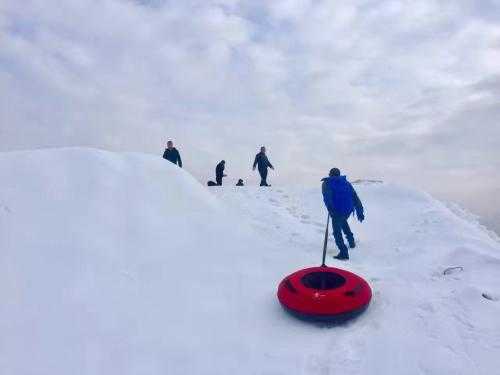 仅48元，享原价60元的【天津】柳青庄冰雪滑雪乐园2+1家庭门票+雪圈（1小时）套票，雪场有：雪圈、雪地坦克、雪地摩托、雪地悠波球、雪地碰碰球、儿童蹦极、打汽球、飞镖、套圈、雪地挖宝的多项戏雪项目。