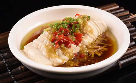超值八人套餐仅480元；开胃四味碟 海蜇手撕鸡 香椿苗拌桃仁  竹笙荆芥瓜片汤 老干妈烧加州鲈 精品河南大烩菜 雪菜烧惊雷春笋 烧汁珍菌炒牛肉 自制黄椒酱蒸双拼 上汤浸时蔬  芥丝油馍头 葱香鸡蛋灌饼