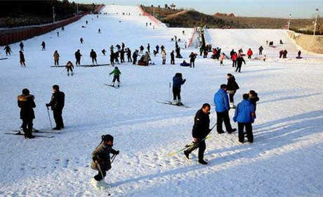仅108元钱享受原价120元【连云港】东海湖西生态滑雪场平日票，雪场设备精良，配套设施完善。引进国内知名道沃魔毯，每小时运载时达到1000人。有多台进口雪神造雪机，进口滑板1000套，等多种用具