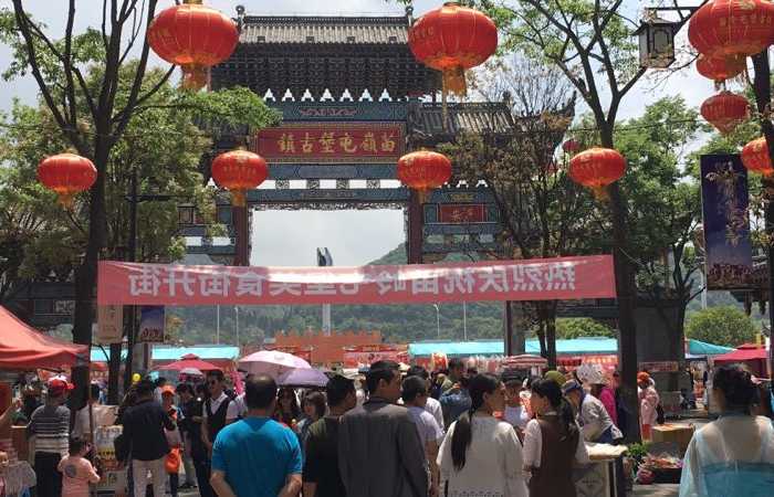 仅29.9元就享受198元的【贵州省】苗领屯堡古镇门票（优惠票）一张。现代与仿古的结合是整个古镇的特色，专注于“小而精、大而全”的古镇模式。堪称：穿越之城