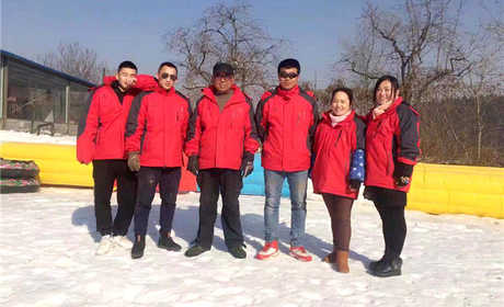 仅45元，享原价50元的【济南】润翔滑雪场平日周末3小时雪圈门票一张，具有300多米长雪道并设有进口魔毯，让滑雪者体验滑雪乐趣。雪上飞碟、儿童雪上摩托、雪地碰碰车、雪地转转等游乐设备可供租用。