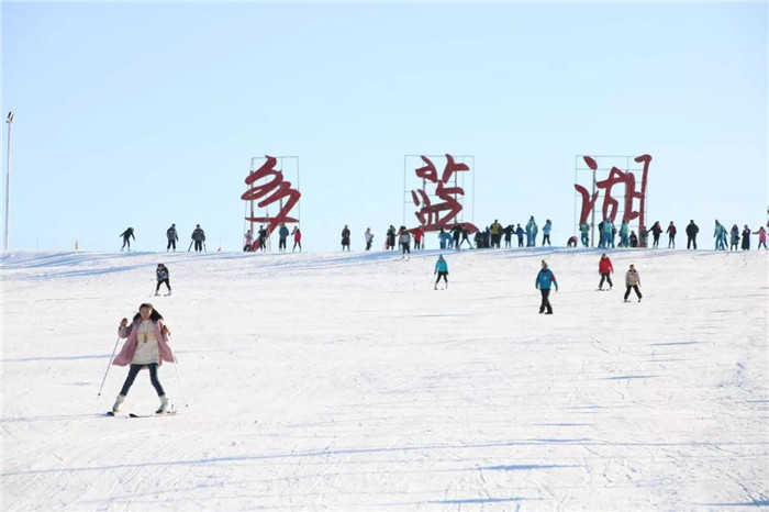 仅59元就享受128元的【巴彦淖尔市】多蓝湖滑雪场滑雪平日票一张，含：雪鞋，雪板，滑雪场占地100亩，专业雪道设计、高档雪具大厅可同时接待700人进行雪上娱乐活动。