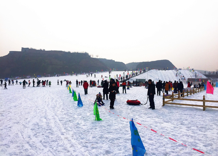 仅116元，享原价129元【礼泉县】烽火滑雪场周末滑雪小套票，包含全天雪具（雪板、雪鞋、雪杖）烽火换了雪世界雪场占地40000平米，包含滑雪区、雪圈区、动力设备区和嬉雪区四大功能区。