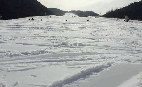 仅79元，享原价129元的【太原】曦岭雪山滑雪场平日周末不限时+雪具+雪服+头盔，让你尽情享受滑雪场带给我们的无线刺激,在这里挑战激情、驰骋在广阔雪域上
