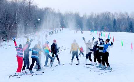 仅308元，享原价328元的【伊春】九峰山滑雪场双人间（含早餐，含滑雪+娱乐套票）九峰山滑雪场建造的冰湖场地，适合团体竞技，还有“老司机”驾驶着冰爬犁来回穿梭，让游客与冰雪亲密接触。