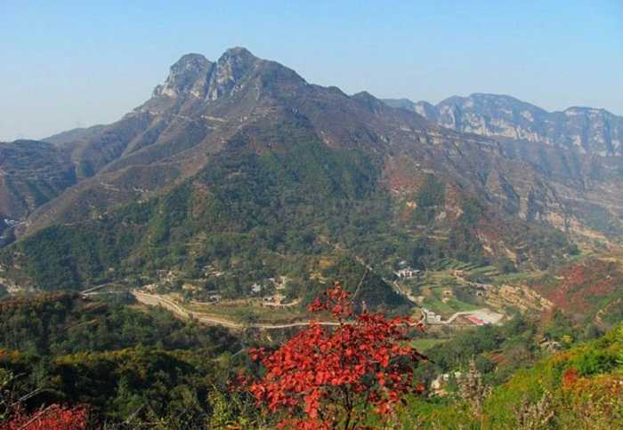 仅23元！享原价30元的【巩义市】盘龙山景区九龙峡门票；包含：九龙峡门票一张；盘龙山生态旅游风景名胜区，地处嵩岳北边，山势奇峻、林深树茂，峡谷内山水相伴、奇峰峥嵘、潺潺溪流常年清澈见底，流水不断。