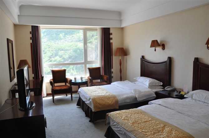 【河北】承德兴隆千华酒店标准间平日住宿，酒店酒店属于旅游及商务型酒店，四星级标准，内设有113个标间，9间联通套房，6间商务套房，2个总统套房，可同时容纳300人住宿