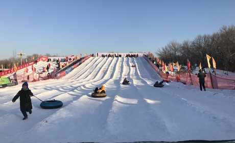 仅70元就享受100元的【乌鲁木齐】植物园金科冰雪嘉年华滑雪票一张，包含：门票+雪圈不限时，园内还有：雪地滚筒球、激情香蕉船、射箭雪地滚筒球、射箭悠波球、雪地坦克、小越野摩托车等多种娱乐项目