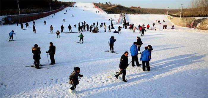 仅90元钱享受原价100元【连云港】东海湖西生态滑雪场平日票，雪场设备精良，配套设施完善。引进国内知名道沃魔毯，每小时运载时达到1000人。有多台进口雪神造雪机，进口滑板1000套，等多种用具