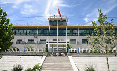 仅180元，享原价208元的标间客房一间；金华湖温泉度假村湖面占地340多亩，湖面宽广，适合游客划船，里面鱼类种类繁多，适合喜欢钓鱼的游客。